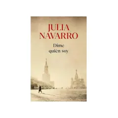 Portada del libro "Dime quién soy" de Julia Navarro. Un resumen visual de la historia, con una figura solitaria caminando en la Plaza Roja de Moscú, bajo un cielo nublado.