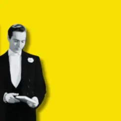 Un hombre con esmoquin mira un retrato antiguo, evocando un aire de romance gótico y misterio.