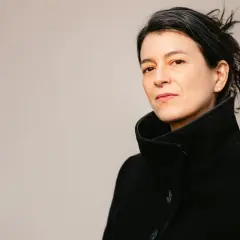 Retrato de una de las escritoras alemanas más influyentes, con un abrigo negro y mirada serena.