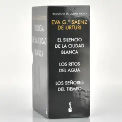La trilogía "Ciudad Blanca" de Eva G. Sáenz de Urturi, en orden: "El Silencio de la Ciudad Blanca", "Los Ritos del Agua" y "Los Señores del Tiempo".