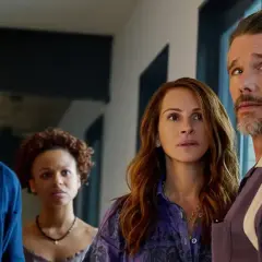 Mahershala Ali, Julia Roberts, Ethan Hawke y Myha'la Herrold miran con preocupación. Un resumen de "Dejar el mundo atrás" sugiere tensión.