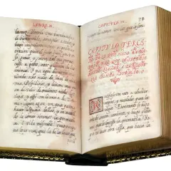 Libro antiguo abierto con escritura a mano en español. Se lee "historia de la vida del buscon" en el texto.