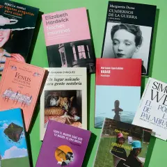 Un surtido de libros sorprendentes, con títulos como "Venus en la cocina" y "Cuadernos de la guerra", dispuestos sobre un fondo verde.