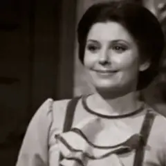 Pepita Jiménez, con su sonrisa pícara, parece contar un secreto. Un resumen de su vida, quizás.