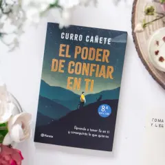 Libros que te cambian la forma de pensar: "El poder de confiar en ti" de Curro Cañete, rodeado de flores y velas.