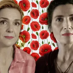 Dos mujeres frente a un fondo de amapolas rojas. El pan de limón con semillas de amapola es un postre delicioso.