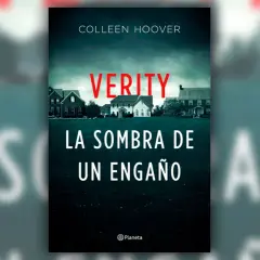 La portada del libro "Verity: La Sombra de un Engaño" de Colleen Hoover, con casas suburbanas bajo un cielo oscuro.