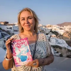 Megan Maxwell, autora de la saga "Guerreras Maxwell", presenta su libro "Nuestro largo adiós" en un idílico paisaje griego.