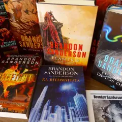 Colección de libros de Brandon Sanderson, incluyendo "El Aliento de los Dioses", "El Rithmatista" y "Firefight".