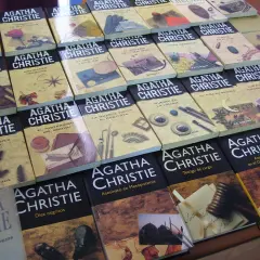 Un orden de libros de Agatha Christie, con títulos como "Diez negritos" y "Asesinato en Mesopotamia", listos para ser leídos.