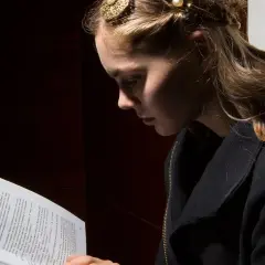 Joven leyendo un libro, inspirada por escritores de terror actuales.