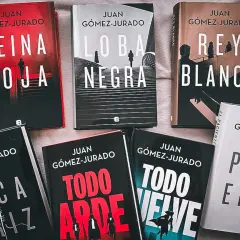 Libros de Juan Gómez-Jurado: Reina Roja, Loba Negra, Rey Blanco, El Paciente, Cicatriz y Todo Arde. El orden de lectura es importante para seguir la trama.