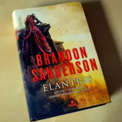 Portada de "Elantris" de Brandon Sanderson, edición X aniversario. ¿Qué leer después de Elantris?