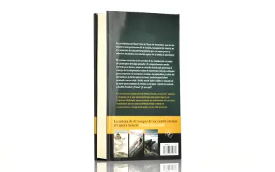 Libros de María Oruña en orden: "Puerto Escondido", "Un lugar a donde ir" y "Donde fuimos invencibles".