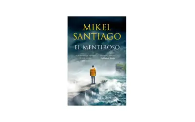 Portada del libro "El mentiroso" de Mikel Santiago. Un hombre de espaldas, con un abrigo amarillo, se asoma a un acantilado con el mar embravecido.