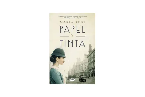 La portada del libro "Papel y tinta" de María Reig muestra a una mujer con sombrero en el Madrid de principios del siglo XX.