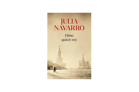 Portada del libro "Dime quién soy" de Julia Navarro. Un resumen visual de la historia, con una figura solitaria caminando en la Plaza Roja de Moscú, bajo un cielo nublado.