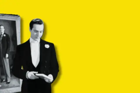 Un hombre con esmoquin mira un retrato antiguo, evocando un aire de romance gótico y misterio.