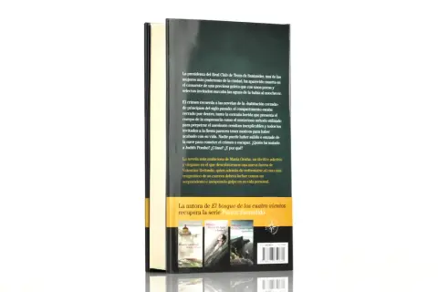 Libros de María Oruña en orden: "Puerto Escondido", "Un lugar a donde ir" y "Donde fuimos invencibles".