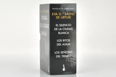 La trilogía "Ciudad Blanca" de Eva G. Sáenz de Urturi, en orden: "El Silencio de la Ciudad Blanca", "Los Ritos del Agua" y "Los Señores del Tiempo".