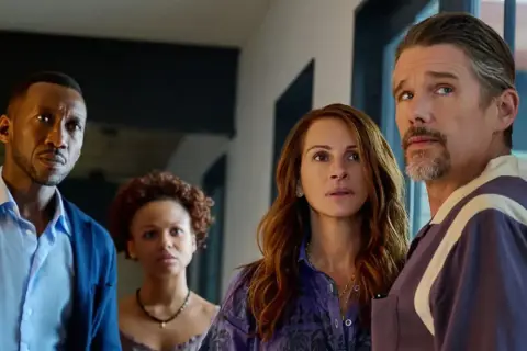 Mahershala Ali, Julia Roberts, Ethan Hawke y Myha'la Herrold miran con preocupación. Un resumen de "Dejar el mundo atrás" sugiere tensión.