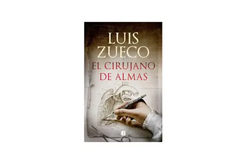 Portada del libro "El cirujano de almas" de Luis Zueco. Una mano con puño de encaje dibuja un corazón anatómico con un bisturí.