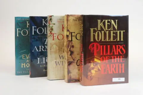 Libros de Ken Follett en orden: "The Pillars of the Earth" y otros títulos.