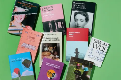 Un surtido de libros sorprendentes, con títulos como "Venus en la cocina" y "Cuadernos de la guerra", dispuestos sobre un fondo verde.