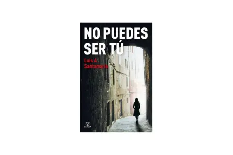 Portada del libro "No puedes ser tú" de Luis A. Santamaría. Una mujer camina por una calle estrecha y antigua.