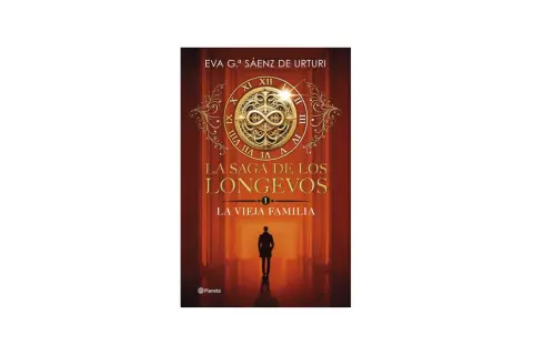La portada del libro "La saga de los longevos: La vieja familia" muestra un símbolo de infinito y un hombre solitario en un pasillo.