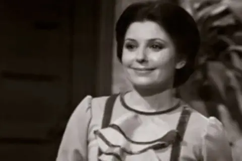 Pepita Jiménez, con su sonrisa pícara, parece contar un secreto. Un resumen de su vida, quizás.