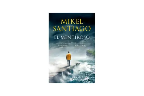 Portada del libro "El mentiroso" de Mikel Santiago. Un hombre de espaldas, con un abrigo amarillo, se asoma a un acantilado con el mar embravecido.