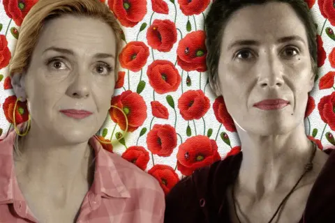 Dos mujeres frente a un fondo de amapolas rojas. El pan de limón con semillas de amapola es un postre delicioso.