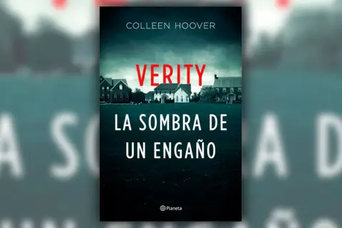 La portada del libro "Verity: La Sombra de un Engaño" de Colleen Hoover, con casas suburbanas bajo un cielo oscuro.
