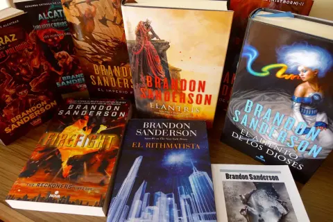 Colección de libros de Brandon Sanderson, incluyendo "El Aliento de los Dioses", "El Rithmatista" y "Firefight".