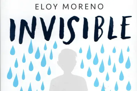 Resumen de "Invisible" de Eloy Moreno: un niño se siente invisible entre gotas de lluvia azules.