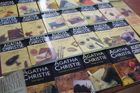 Un orden de libros de Agatha Christie, con títulos como "Diez negritos" y "Asesinato en Mesopotamia", listos para ser leídos.