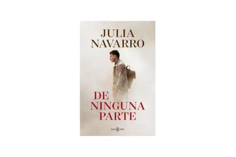 Portada del libro "De ninguna parte" de Julia Navarro. Un hombre con mochila camina hacia la derecha, envuelto en una atmósfera brumosa.