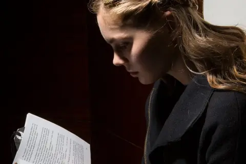 Joven leyendo un libro, inspirada por escritores de terror actuales.