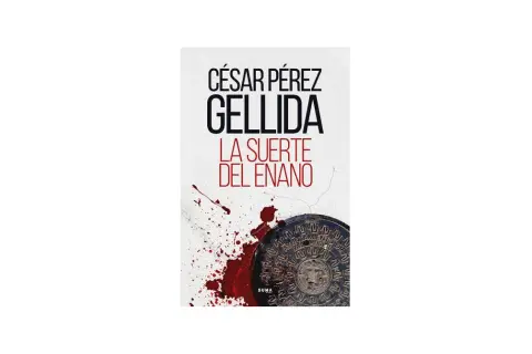Portada del libro "La suerte del enano" de César Pérez Gellida, con manchas de sangre y una alcantarilla.