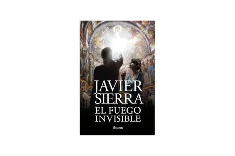Portada del libro "El fuego invisible" de Javier Sierra. Dos personas observan un brillo intenso en el interior de una iglesia decorada con frescos.