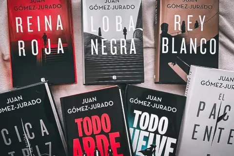 Libros de Juan Gómez-Jurado: Reina Roja, Loba Negra, Rey Blanco, El Paciente, Cicatriz y Todo Arde. El orden de lectura es importante para seguir la trama.
