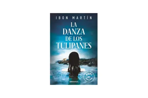 La sinopsis de "La danza de los tulipanes" se revela en esta portada: una mujer emerge del agua, mirando hacia una casa en la costa.