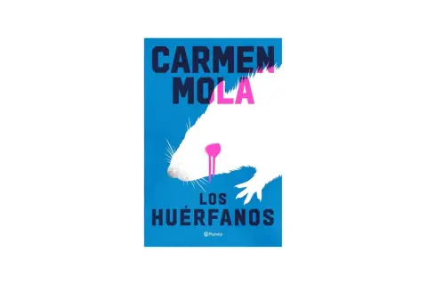 El próximo libro de Carmen Mola, "Los Huérfanos", con una rata blanca y un toque rosa.