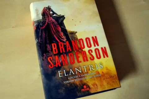 Portada de "Elantris" de Brandon Sanderson, edición X aniversario. ¿Qué leer después de Elantris?