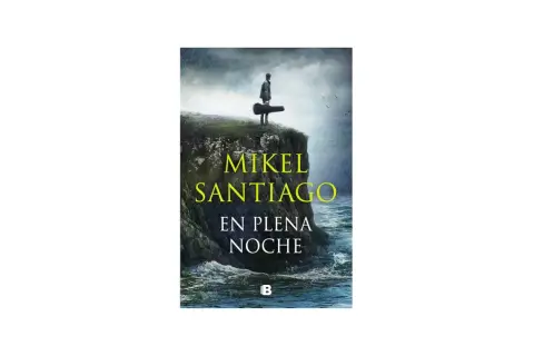 Un hombre con un estuche de guitarra se para en un acantilado al anochecer. La portada del libro "En plena noche" de Mikel Santiago evoca misterio y soledad.