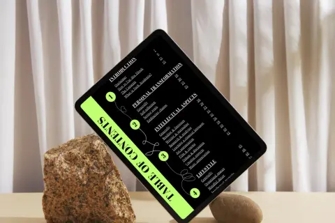 Una tablet muestra un índice de contenidos con un estilo "dark academia", rodeada de rocas y cortinas.