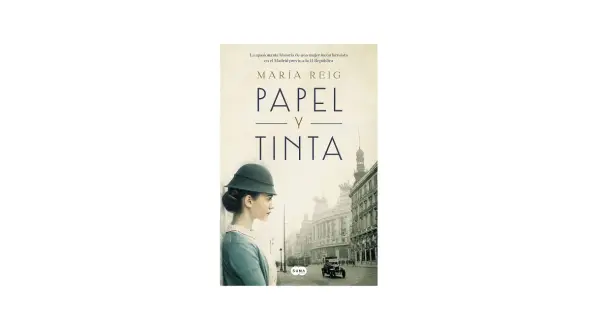 La portada del libro "Papel y tinta" de María Reig muestra a una mujer con sombrero en el Madrid de principios del siglo XX.