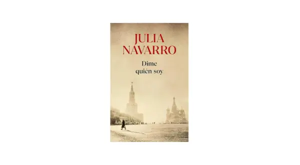 Portada del libro "Dime quién soy" de Julia Navarro. Un resumen visual de la historia, con una figura solitaria caminando en la Plaza Roja de Moscú, bajo un cielo nublado.