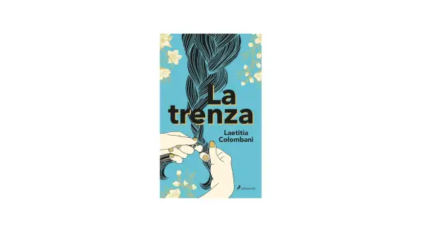 Portada del libro "La trenza" de Laetitia Colombani. Manos trenzando cabello negro sobre fondo azul con flores.
